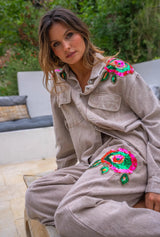 Ensemble en coton beige brodé de sequins colorés