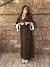 Caftan moderne avec ceinture et manches contrastées 