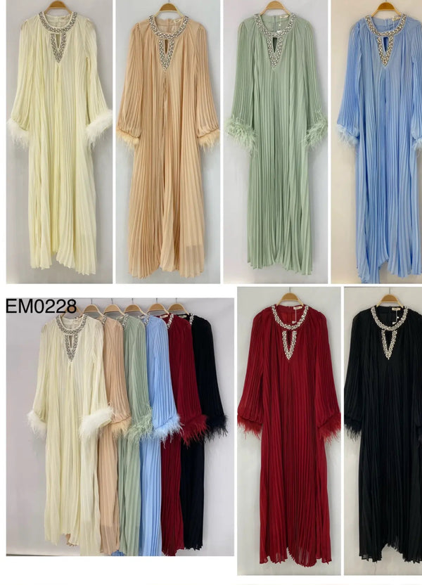 Robe crêpe plissée à plumes
