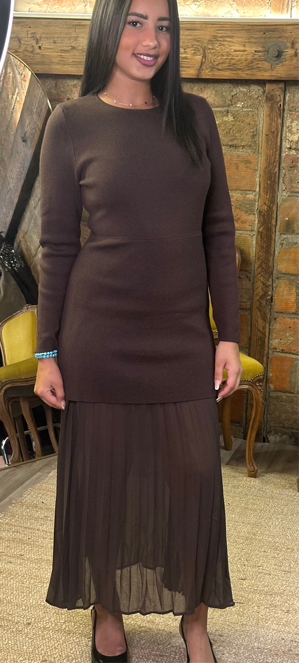 Robe longue en maille avec jupe plissée – Marron chic