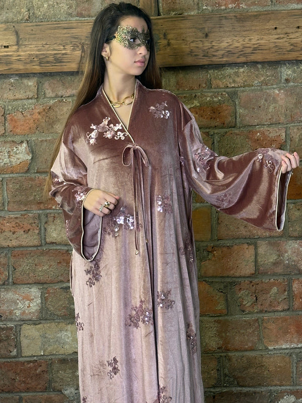 Caftan en velours brodé à paillettes