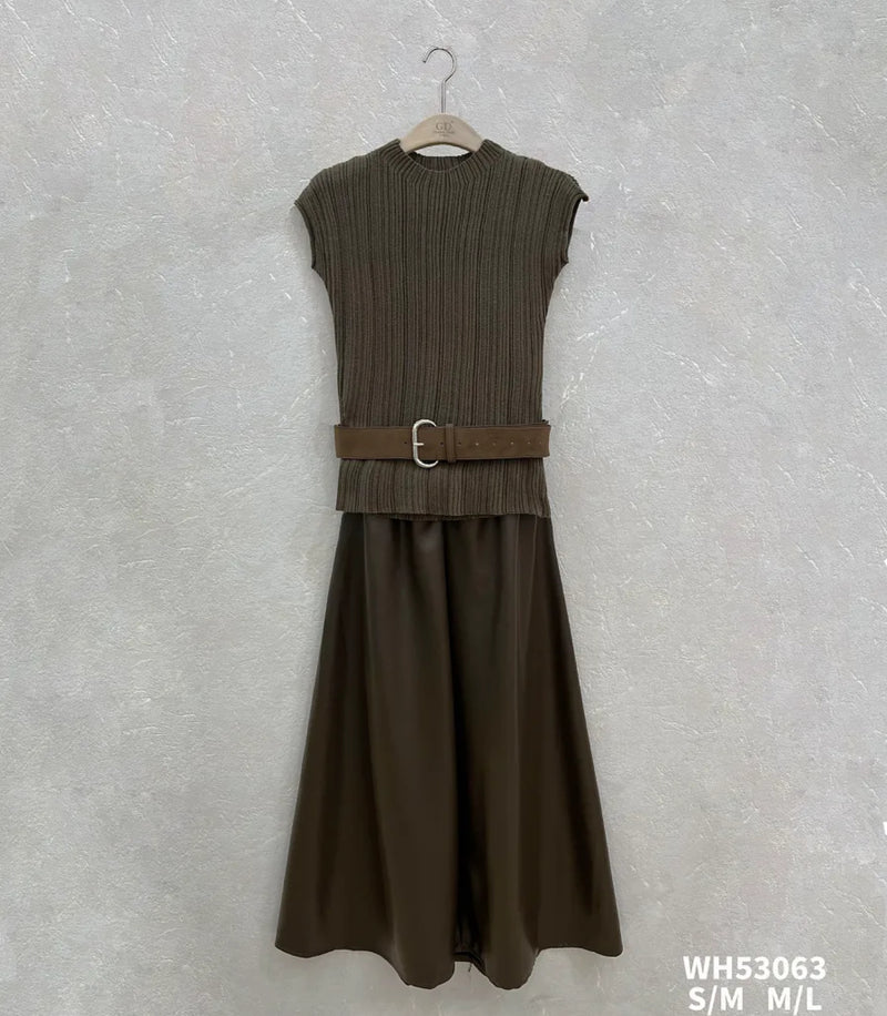 Ensemble chocolat (top en maille côtelée et jupe en similicuir avec ceinture)