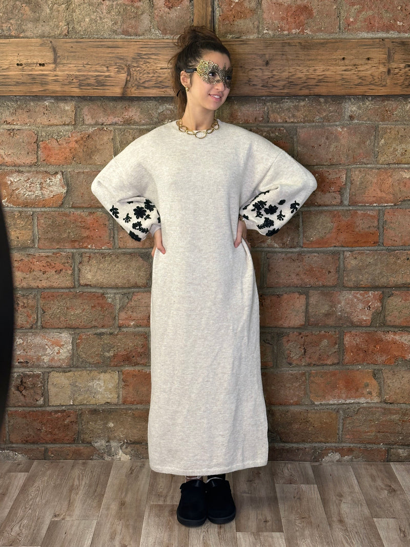 Robe pull longue à broderies