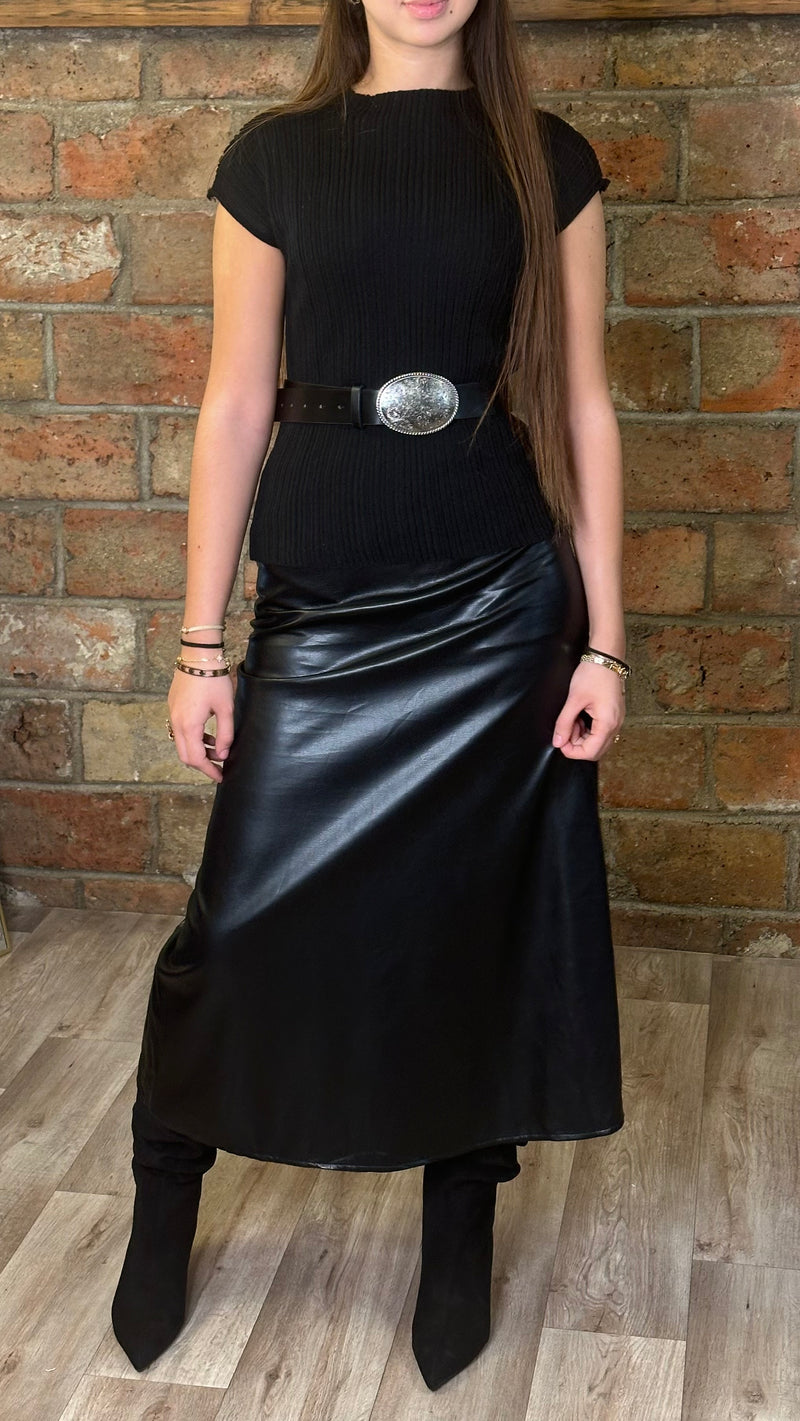 Ensemble noir (top en maille côtelée et jupe en similicuir avec ceinture)