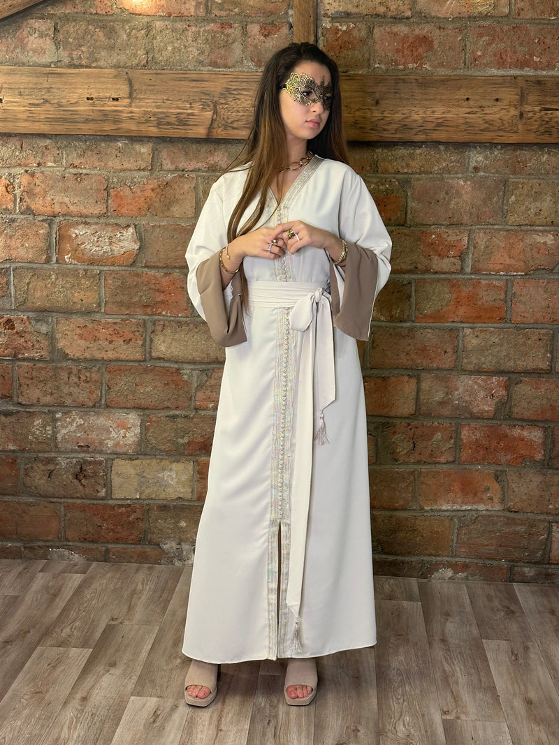 Caftan moderne avec ceinture et manches contrastées 