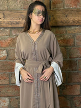 Caftan moderne avec ceinture et manches contrastées 