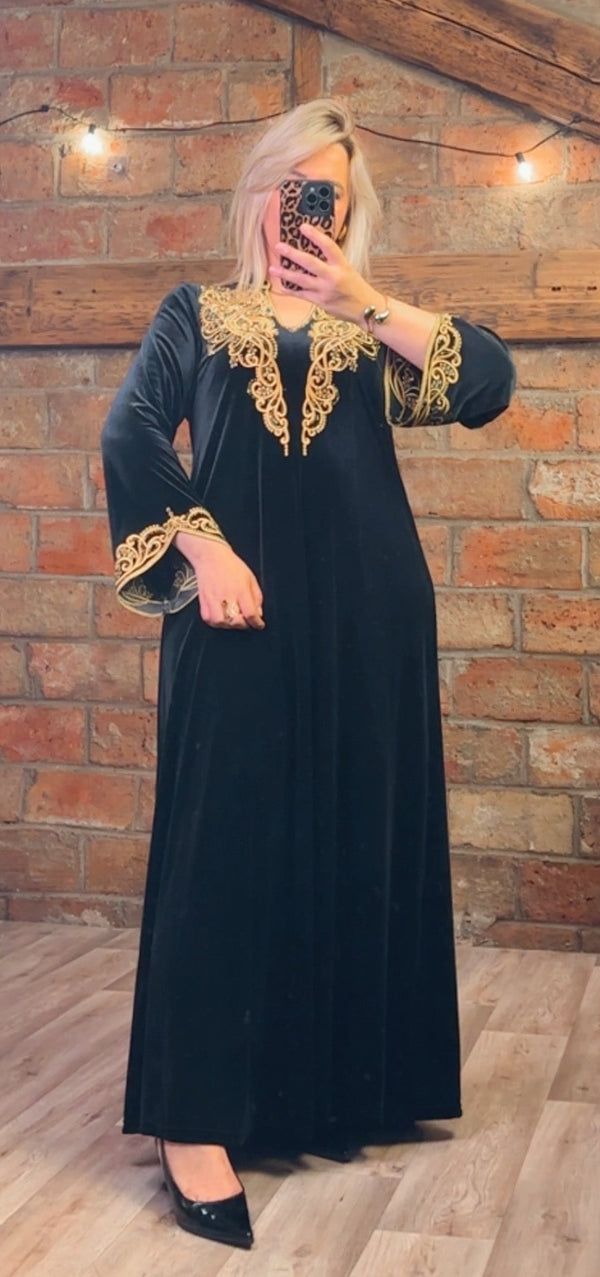 Robe longue en velours noir à broderies dorées