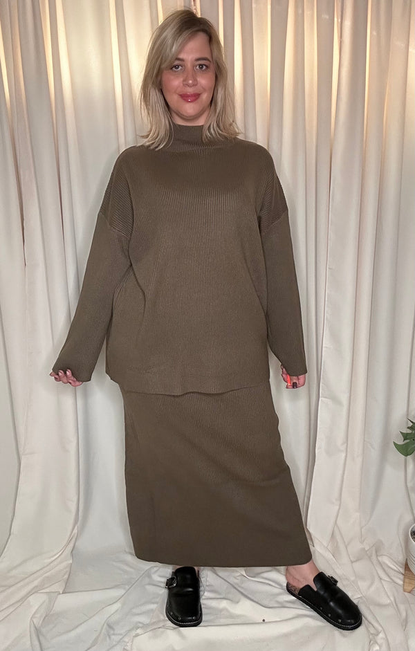 Ensemble Pull et Jupe Longue en Maille