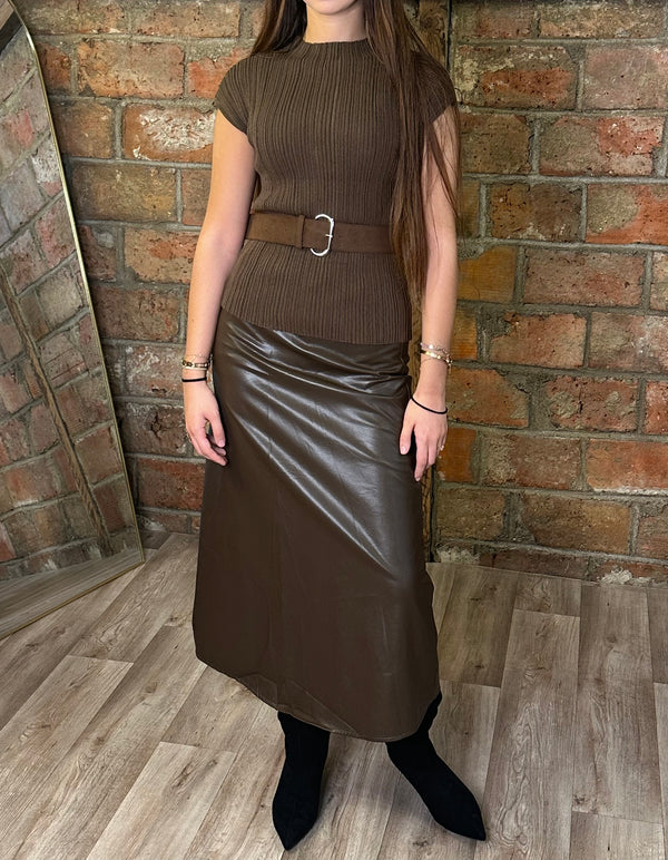 Ensemble chocolat (top en maille côtelée et jupe en similicuir avec ceinture)