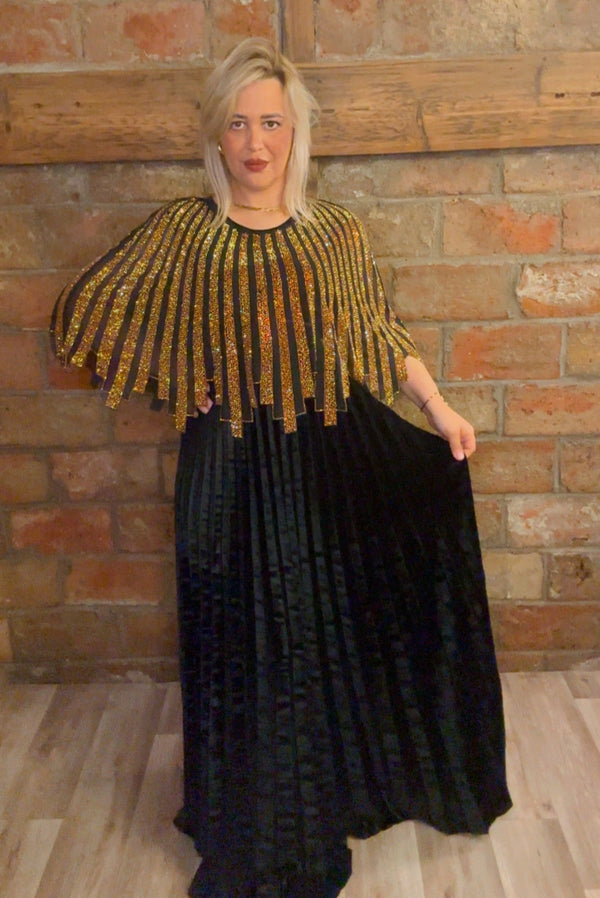 Robe Orientale en Velours Noir avec Cape Dorée – Éclat Royal