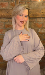 Abaya avec poches latérales & manches perlées