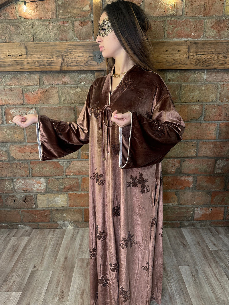 Caftan en velours brodé à paillettes