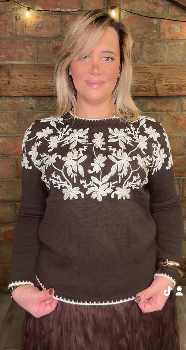 Pull brodé fleurs et sequins