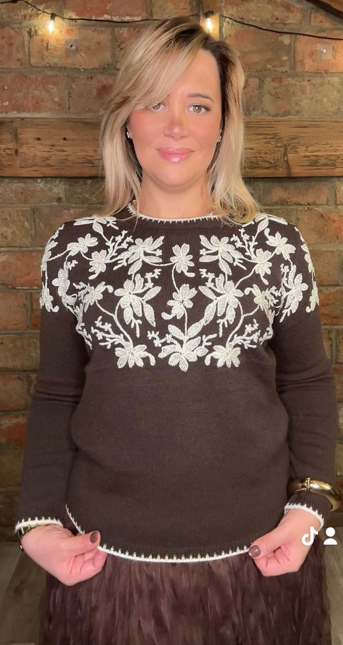 Pull brodé fleurs et sequins