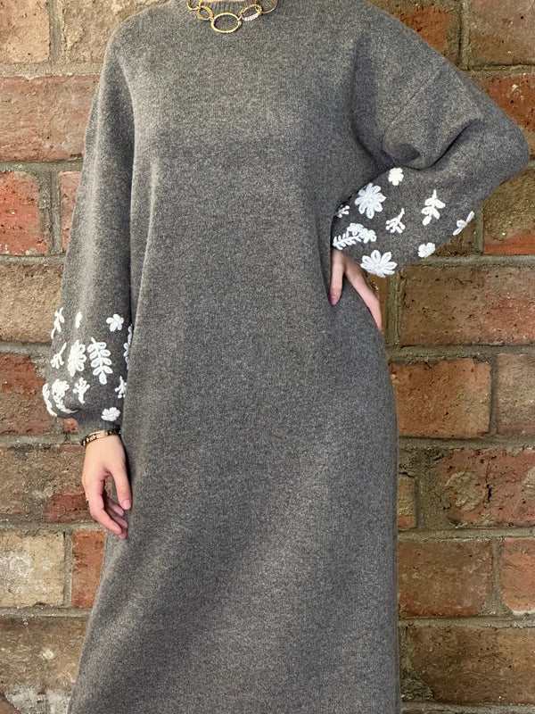 Robe pull longue à broderies