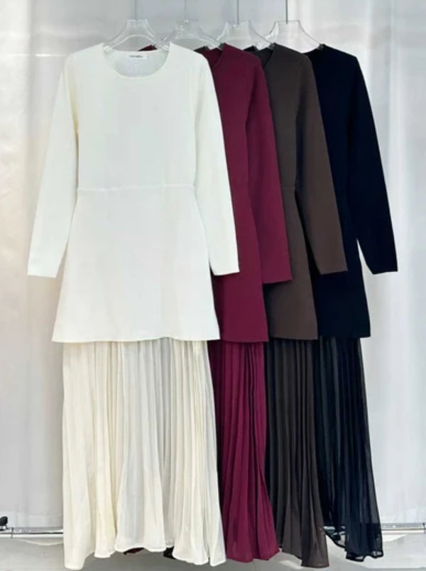 Robe longue en maille avec jupe plissée – Noir intemporel