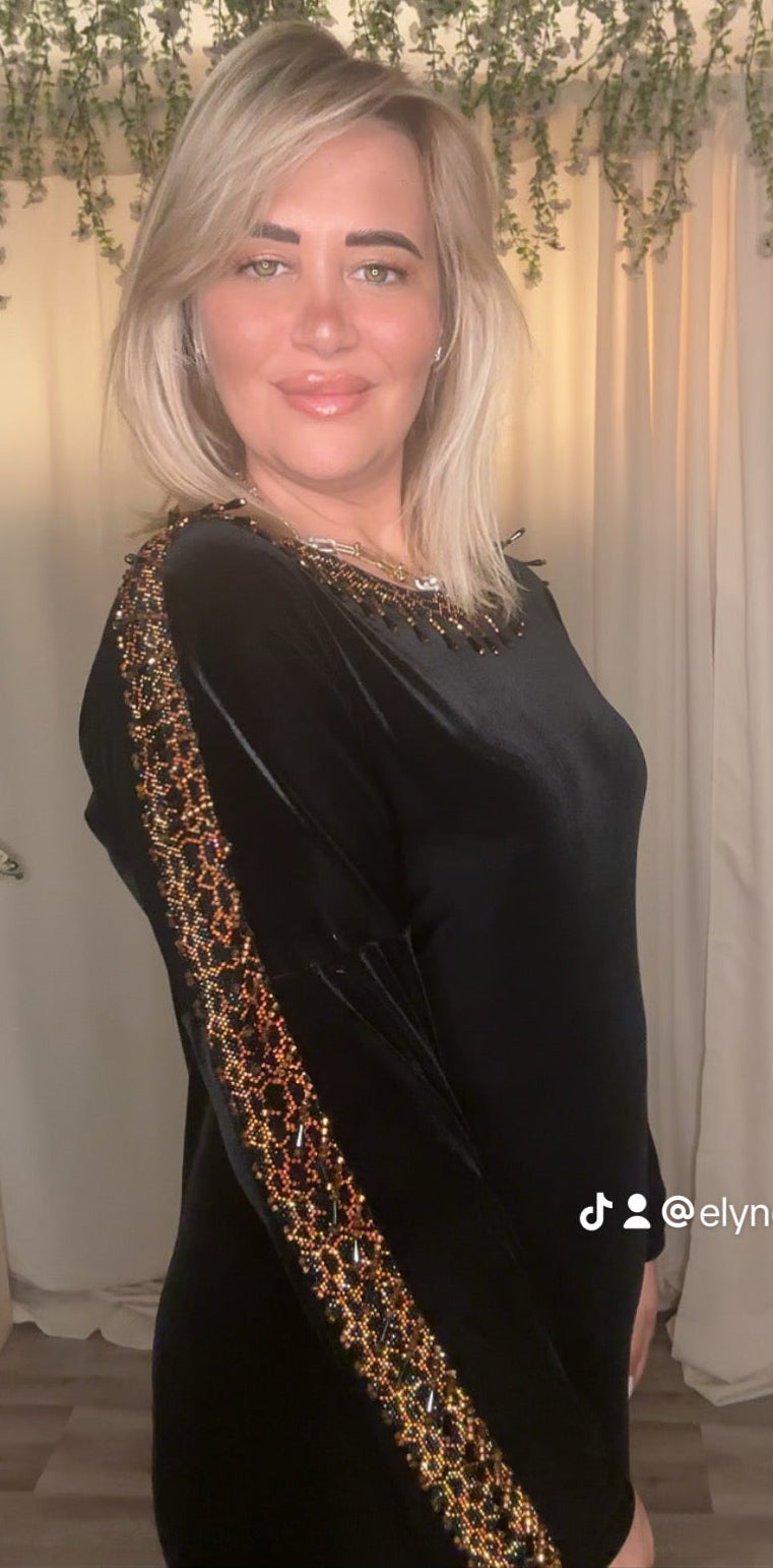 Robe Orientale Noire en Velours – Détails Dorés Éclatants