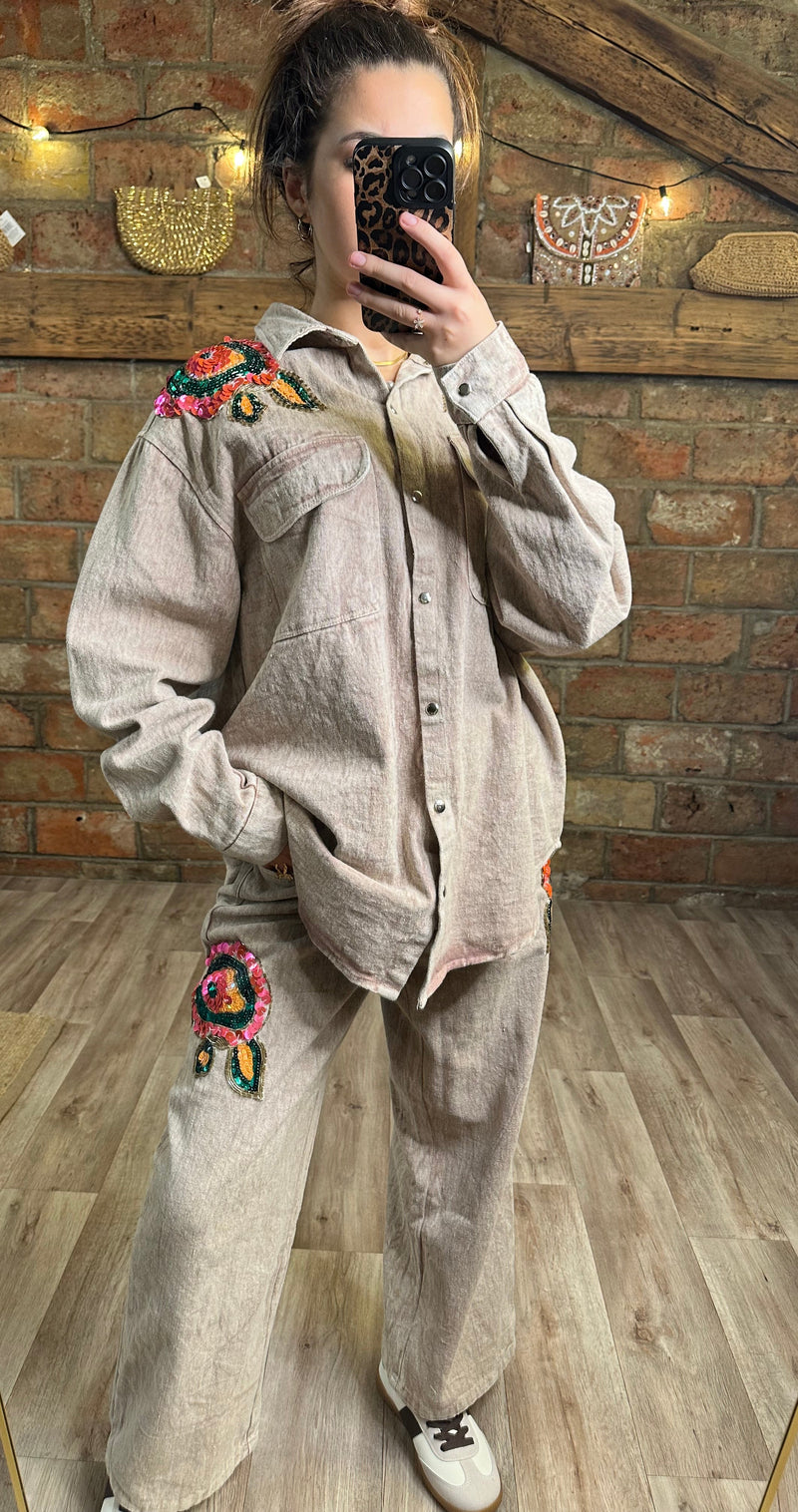 Ensemble en coton beige brodé de sequins colorés