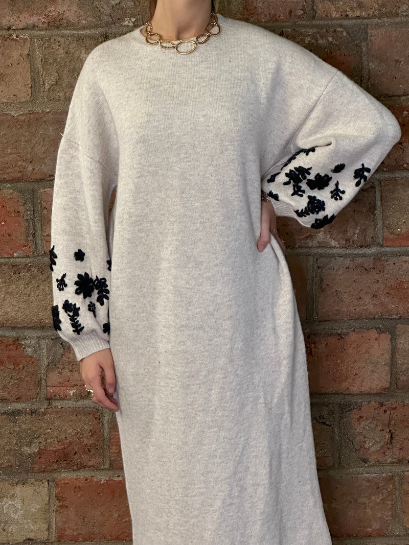 Robe pull longue à broderies