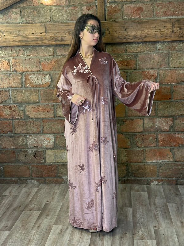 Caftan en velours brodé à paillettes