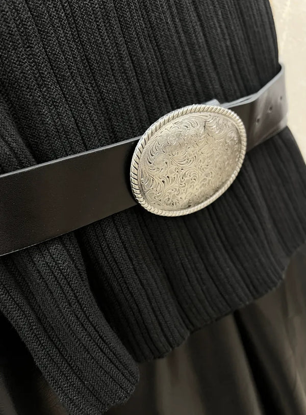 Ensemble noir (top en maille côtelée et jupe en similicuir avec ceinture)
