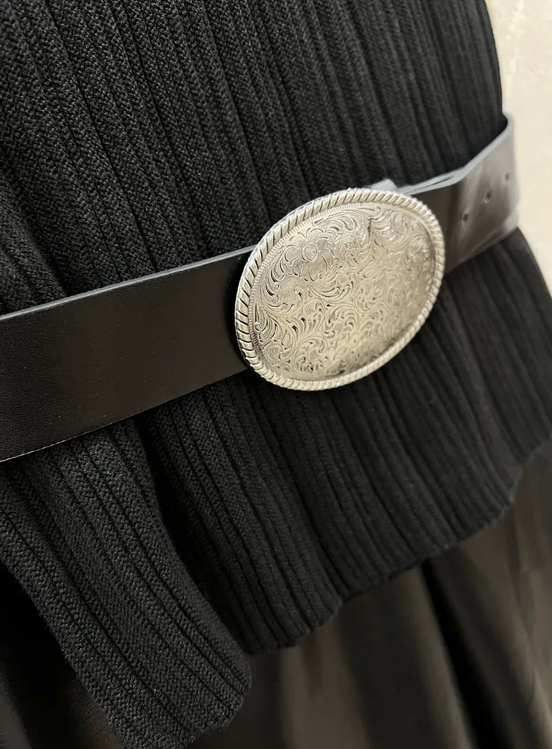 Ensemble noir (top en maille côtelée et jupe en similicuir avec ceinture)