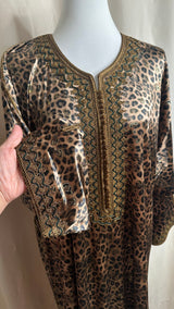Caftan Marocain en Velours – Motif Léopard Brodé