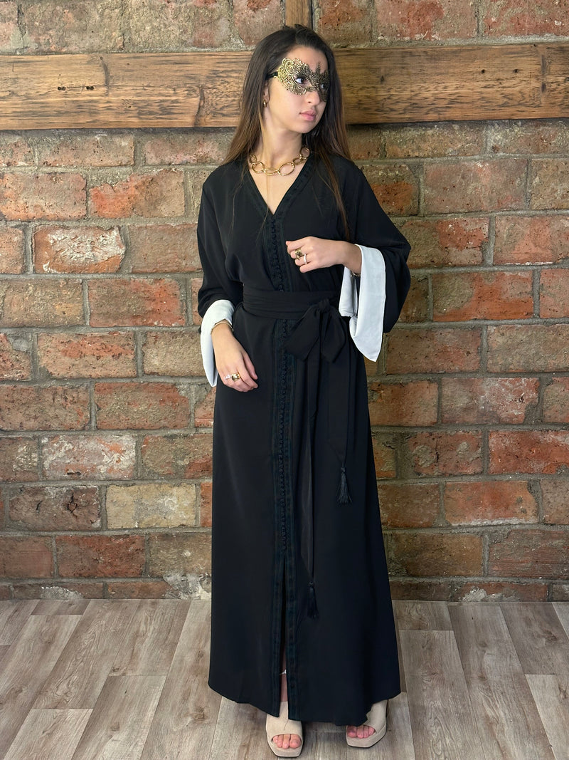 Caftan moderne avec ceinture et manches contrastées 