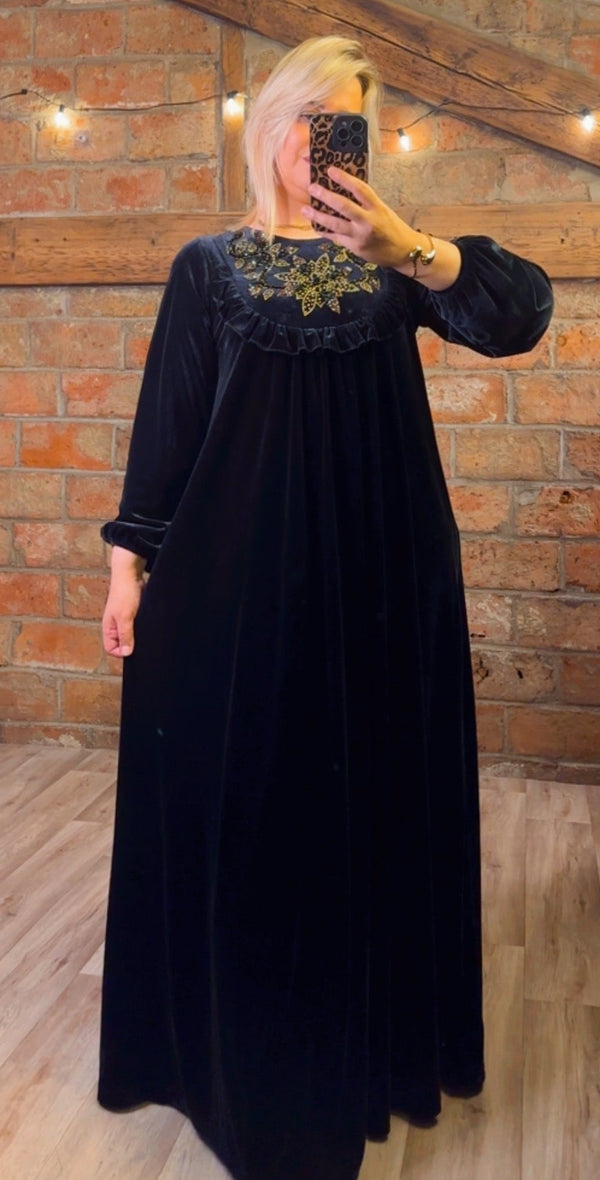 Robe Longue en Velours Noir – Broderies Dorées