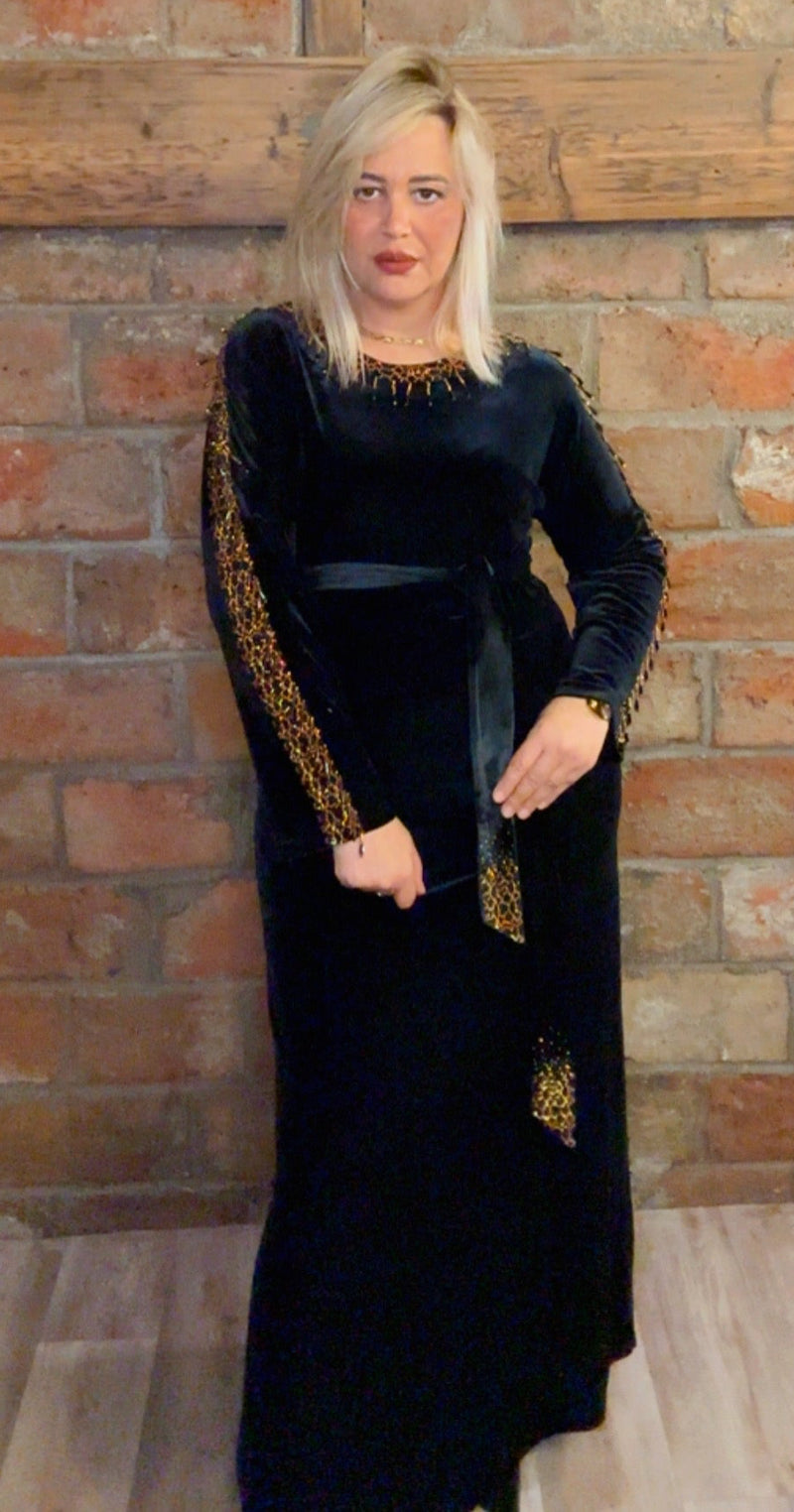Robe Orientale Noire en Velours – Détails Dorés Éclatants
