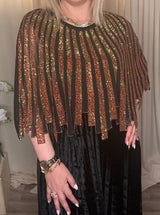 Robe Orientale en Velours Noir avec Cape Dorée – Éclat Royal