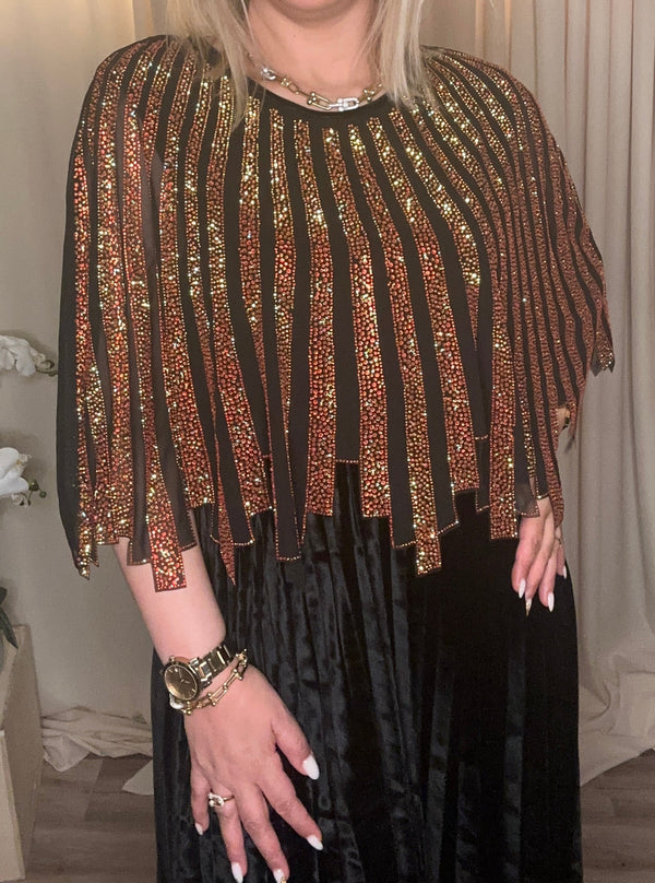 Robe Orientale en Velours Noir avec Cape Dorée – Éclat Royal