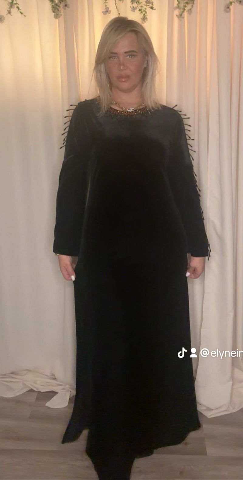 Robe Orientale Noire en Velours – Détails Dorés Éclatants