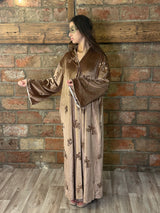 Caftan en velours brodé à paillettes