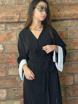 Caftan moderne avec ceinture et manches contrastées 