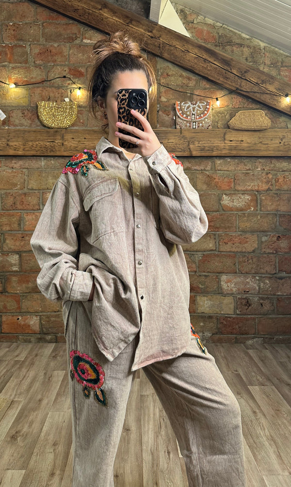 Ensemble en coton beige brodé de sequins colorés