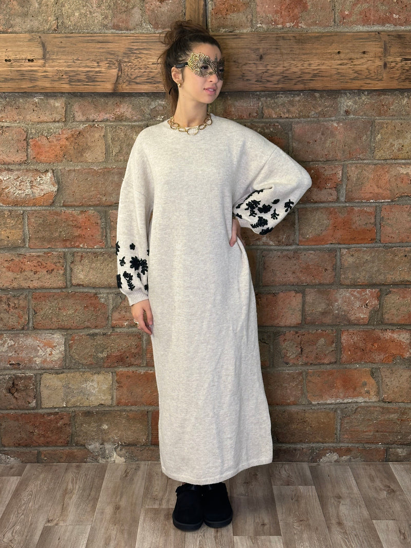 Robe pull longue à broderies