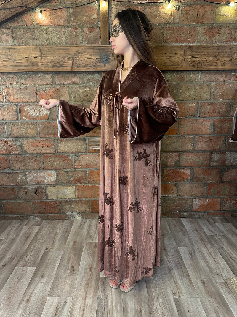 Caftan en velours brodé à paillettes