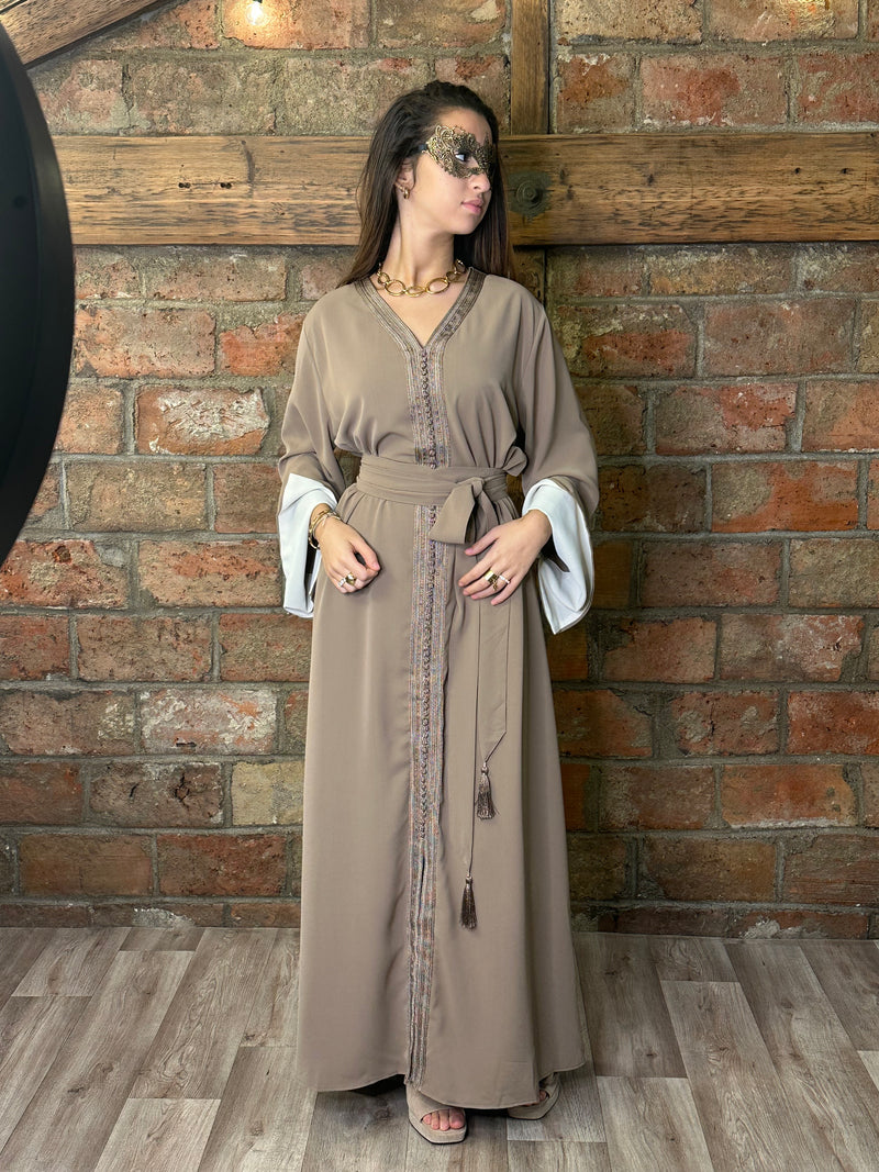 Caftan moderne avec ceinture et manches contrastées 