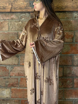 Caftan en velours brodé à paillettes
