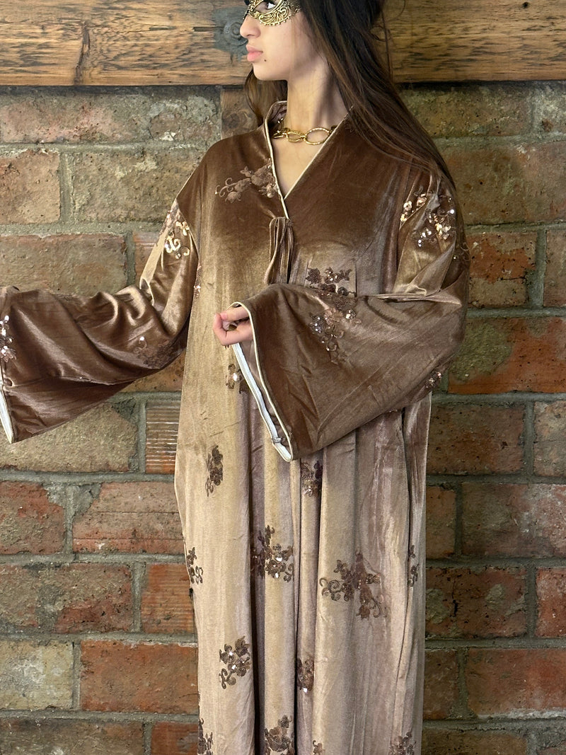 Caftan en velours brodé à paillettes