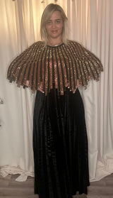 Robe Orientale en Velours Noir avec Cape Dorée – Éclat Royal