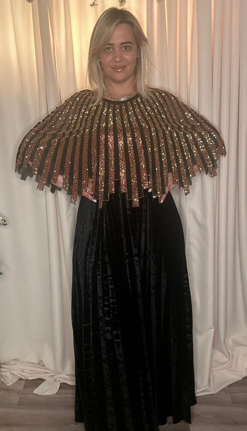 Robe Orientale en Velours Noir avec Cape Dorée – Éclat Royal