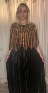 Robe Orientale en Velours Noir avec Cape Dorée – Éclat Royal