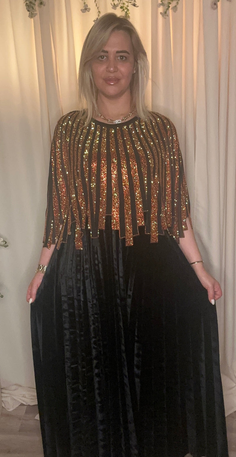 Robe Orientale en Velours Noir avec Cape Dorée – Éclat Royal