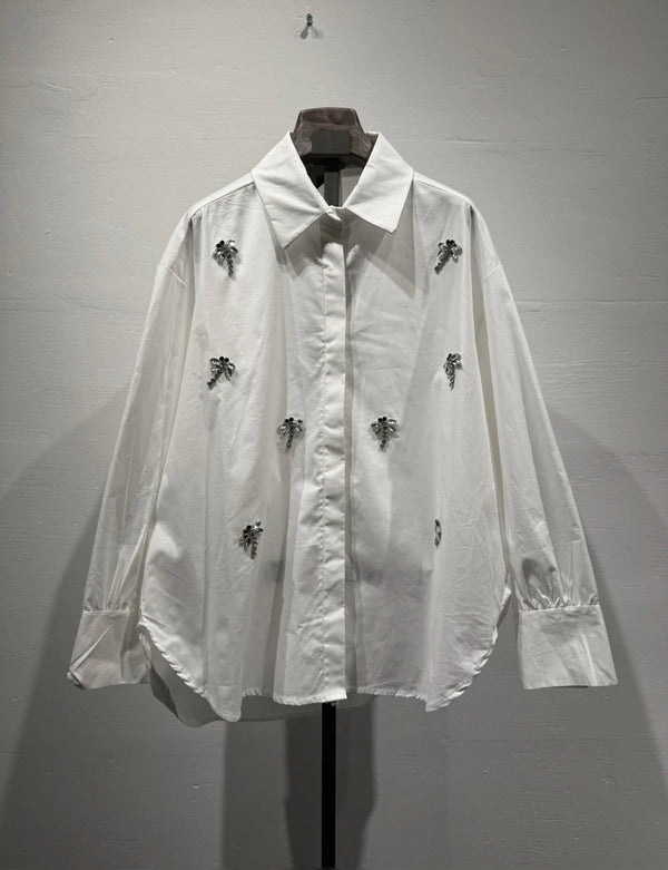 Chemise blanche oversize à broderies bijoux