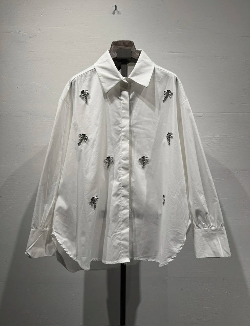 Chemise blanche oversize à broderies bijoux