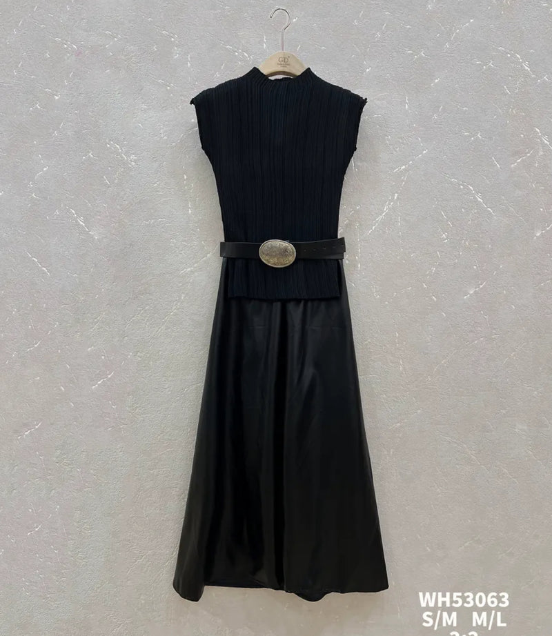Ensemble noir (top en maille côtelée et jupe en similicuir avec ceinture)