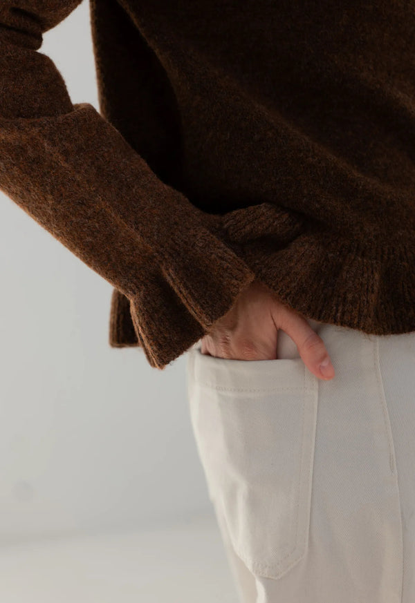 Gilet chocolat à volants et boutons nacrés