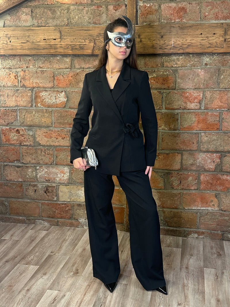 Tailleur pantalon noir élégant fermeture croisée
